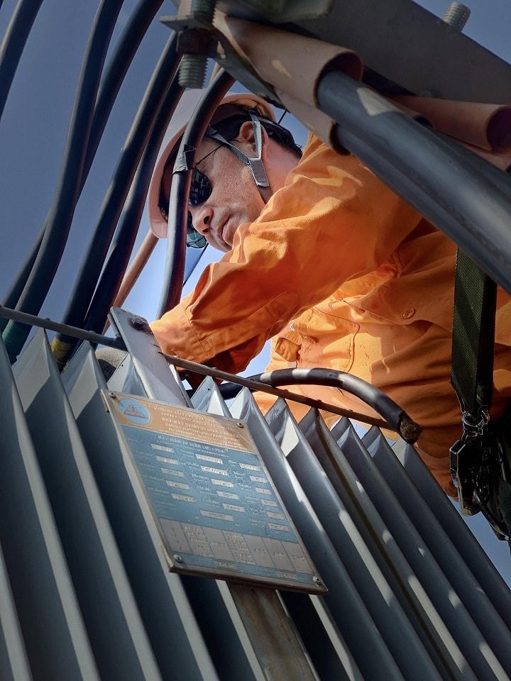 Công nhân Điện lực Tam Đảo (PC Vĩnh Phúc) sửa chữa bảo dư.ỡng máy biến áp