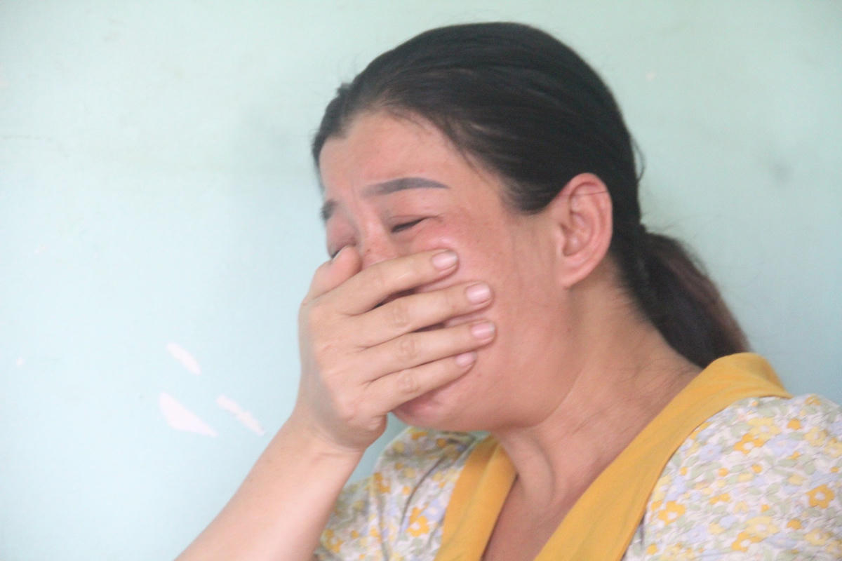 Chị Phạm Thị Liên đau đớn ngóng trông chồng bị mất tích trên biển.