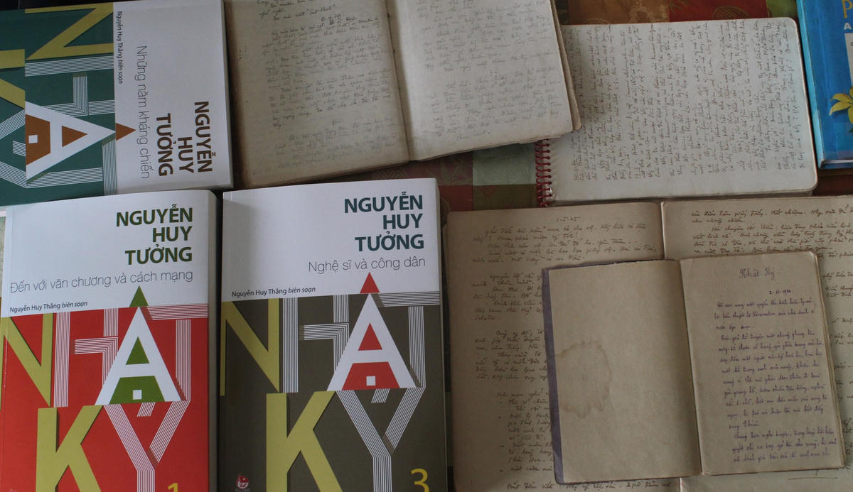 Bộ “Nhật ký” 3 tập và những cuốn sổ tay của nhà văn Nguyễn Huy Tưởng. Ảnh: Thư Hoàng.  