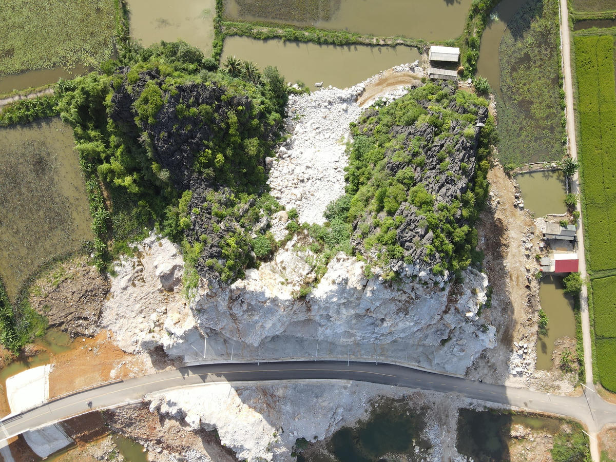 Theo ông Được, phản ánh của người dân là chính xác khi ở trên đỉnh núi, còn nhiều khối đá có nguy cơ sạt lở. Và kể từ khi đưa vào sử dụng, đoạn đường qua núi Giếng đã xuất hiện hiện tượng đá rơi.  