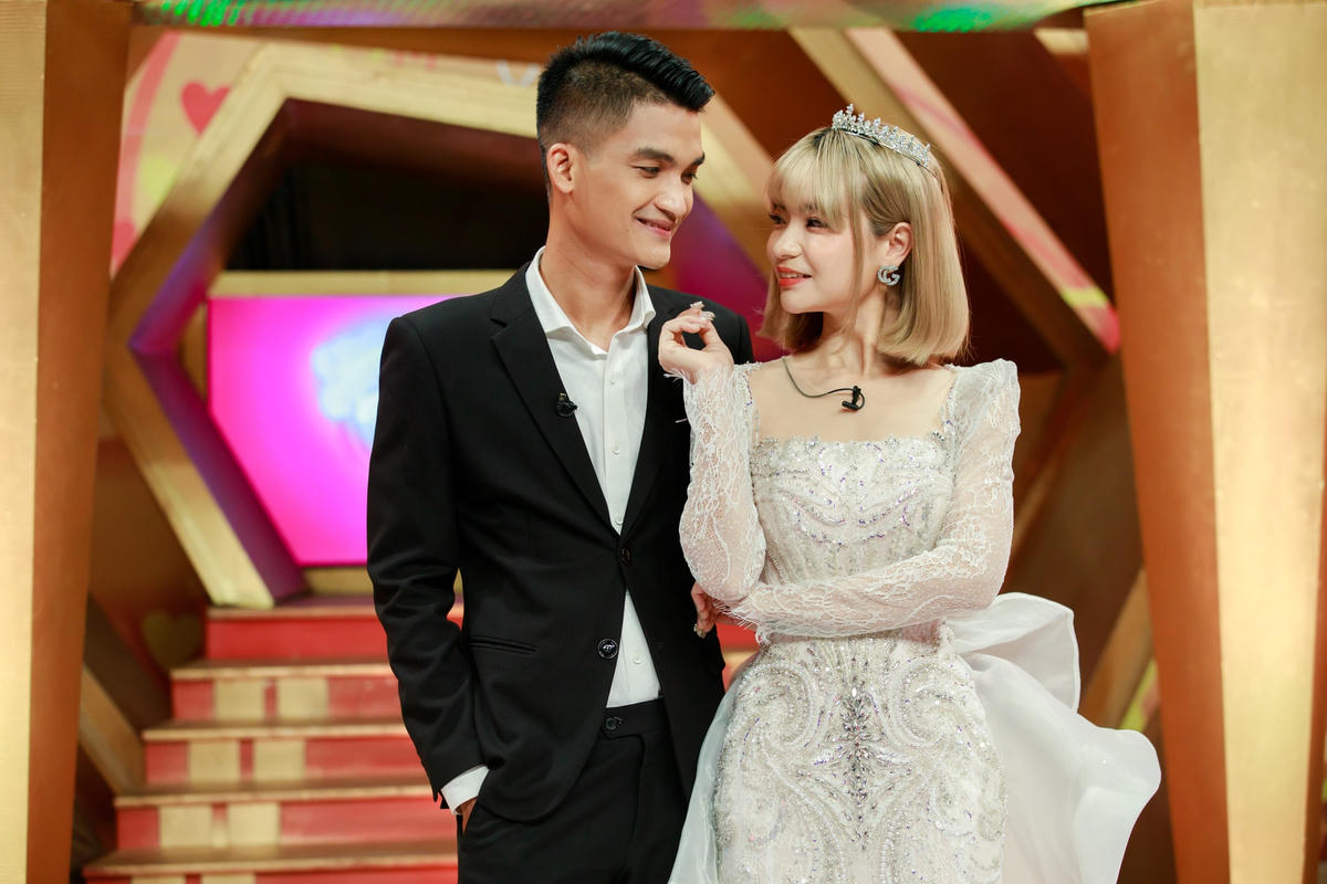 Là khách mời trong chương trình "Vợ chồng son", Mạc Văn Khoa cùng vợ chia sẻ hành tình yêu đầy sóng gió. 