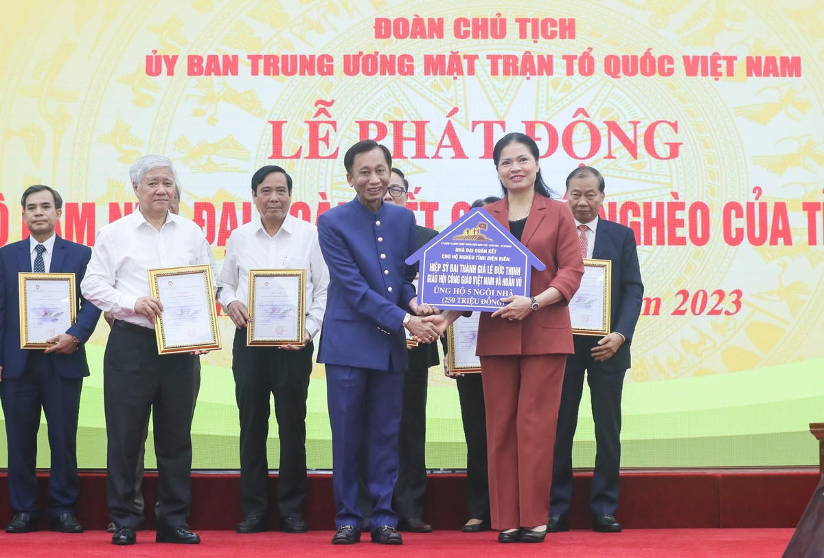 Hiệp sĩ Đại Thánh giá Lê Đức Thịnh ủng hộ làm nhà Đại đoàn kết cho người nghèo tỉnh Điện Biên.
