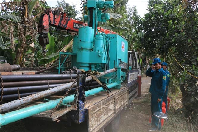 Đưa thêm phương tiện phục vụ công tác cứu nạn vào hiện trường. Ảnh: Nhựt An/TTXVN.