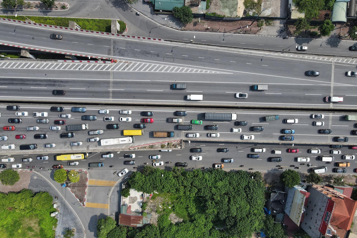 Trái ngược với dòng xe hướng về trung tâm TP Hà Nội phải di chuyển chậm, thì làn đối diện di chuyển khá thông thoáng.