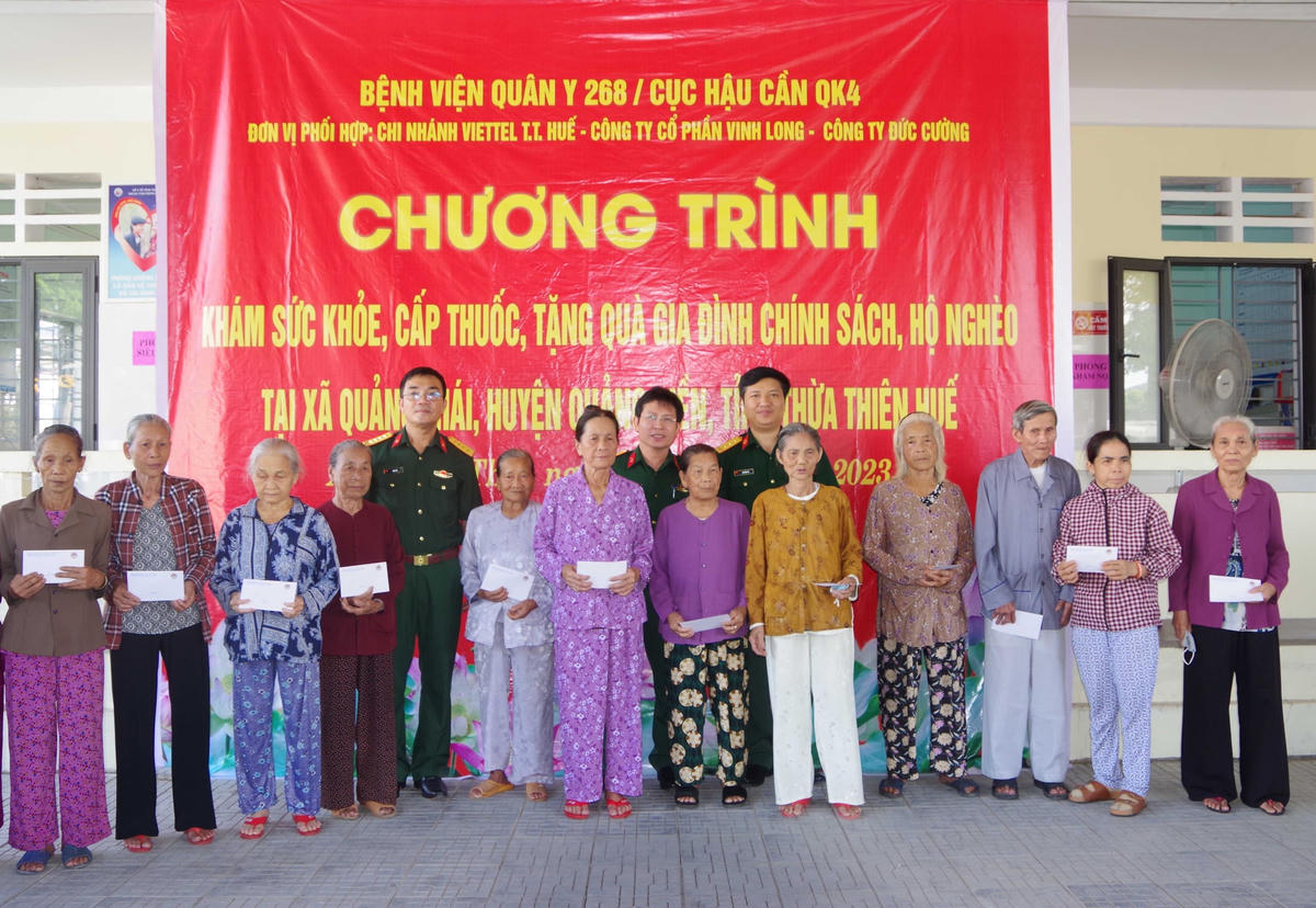 Tặng quà cho các gia đình có hoàn cảnh khó khăn trên địa bàn xã Quảng Thái.