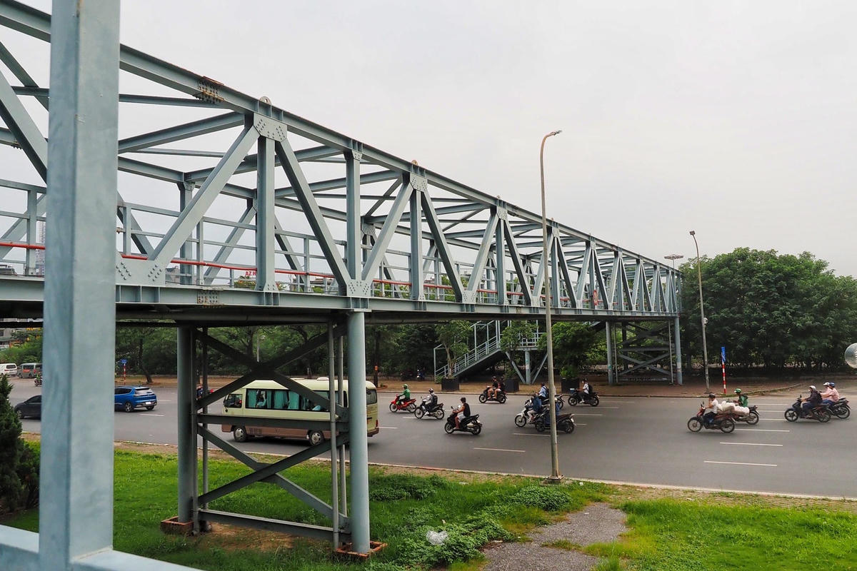 Thông thường một cây cầu bộ hành sẽ chỉ có 2 lối đi lên hoặc xuống tuy nhiên, nằm trên đường Lê Đức Thọ (quận Nam Từ Liêm, Hà Nội) một cây cầu bộ hành có tới 3 lối đi lên hoặc xuống nằm ở hai phía đầu của cây cầu và lối thứ 3 nằm ở dải phân giữa đường khiến nhiều người dân tò mò.