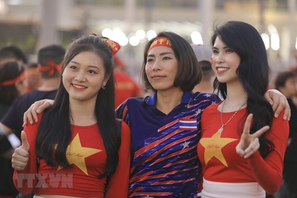 Cổ động viên Thái Lan chụp ảnh chung với cổ động viên Việt Nam trước trận đấu. (Ảnh: Minh Quyết/TTXVN).