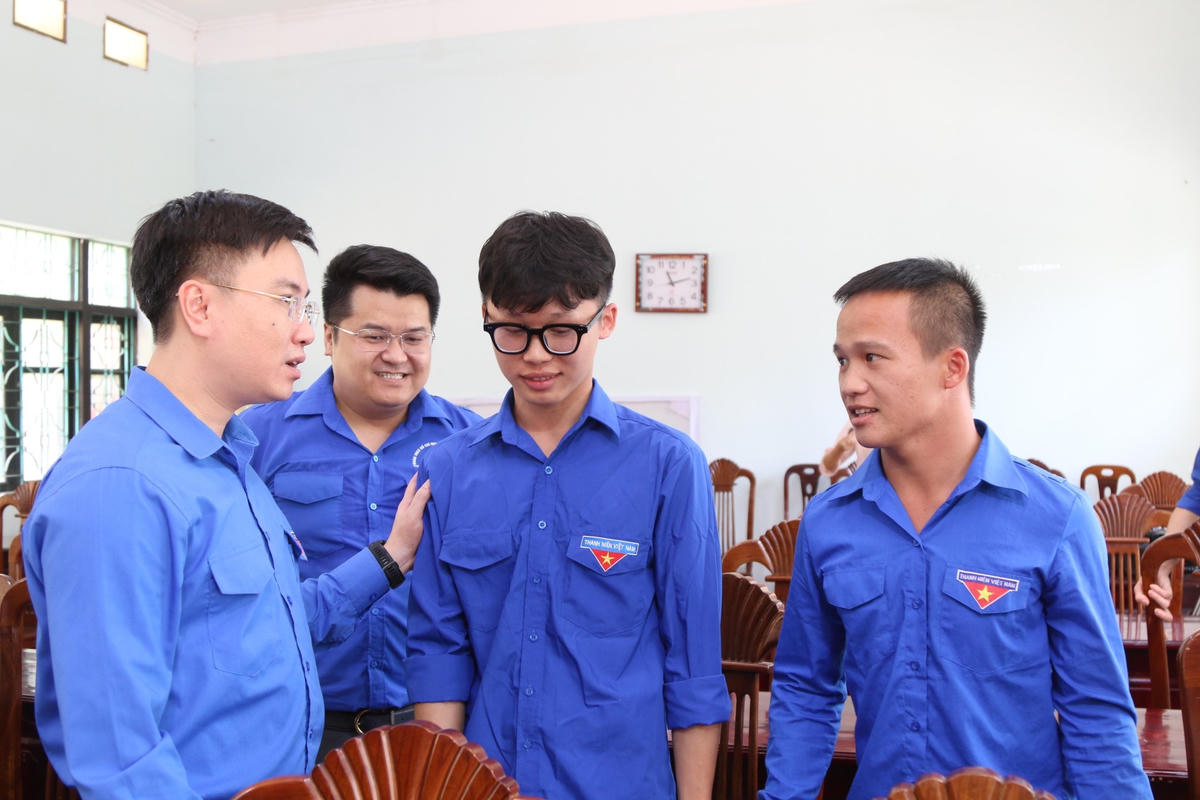 Bí thư Tỉnh Đoàn Quảng Ninh Hoàng Văn Hải vỗ vai, động viên em Triệu Chí Kiên, Đoàn viên thôn Thác Cát (xã Hoà Bình) vì hành động xả thân cứu người.