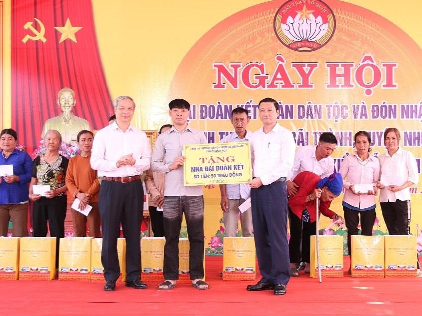 Chủ tịch UBND tỉnh Thanh Hóa Đỗ Minh Tuấn cùng đại diện lãnh đạo Ủy ban MTTQ tỉnh tặng hỗ trợ xây dựng nhà Đại đoàn kết cho gia đình anh Trương Văn Tiến.