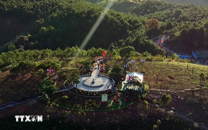 Cột mốc ba biên nằm giữa núi rừng, phân chia ranh giới ba nước Việt Nam-Lào-Campuchia. (Ảnh: Cao Nguyên/TTXVN)