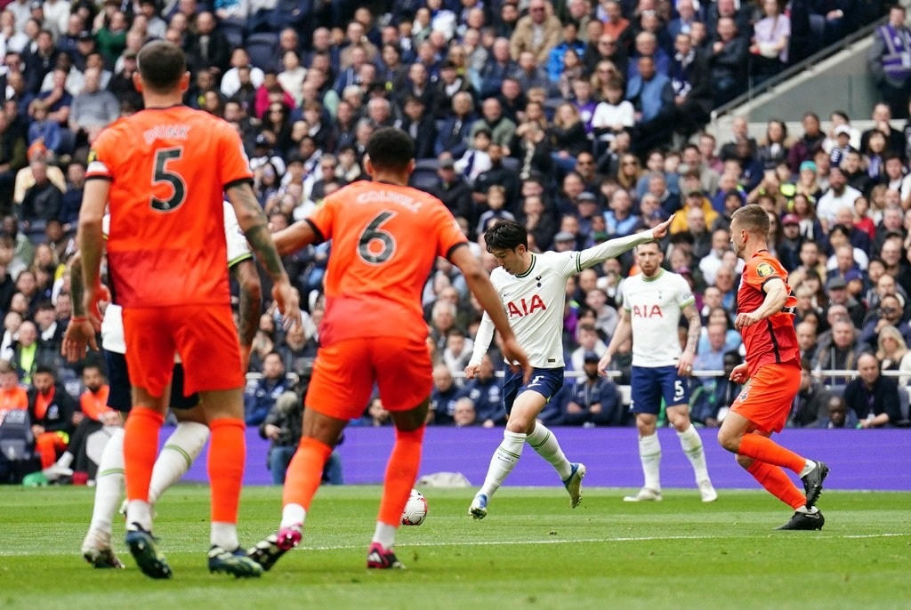 Son Heung Min lập siêu phẩm từ ngoài vòng cấm mở tỷ số cho Tottenham (Ảnh: AP).