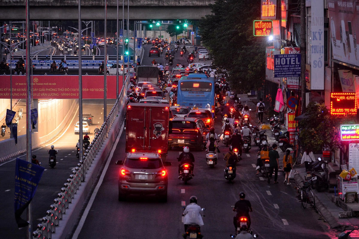 Tại phía bên trên hầm, hướng từ Tố Hữu đi sang đường Lê Văn Lương các phương tiện cũng dễ dàng di chuyển.