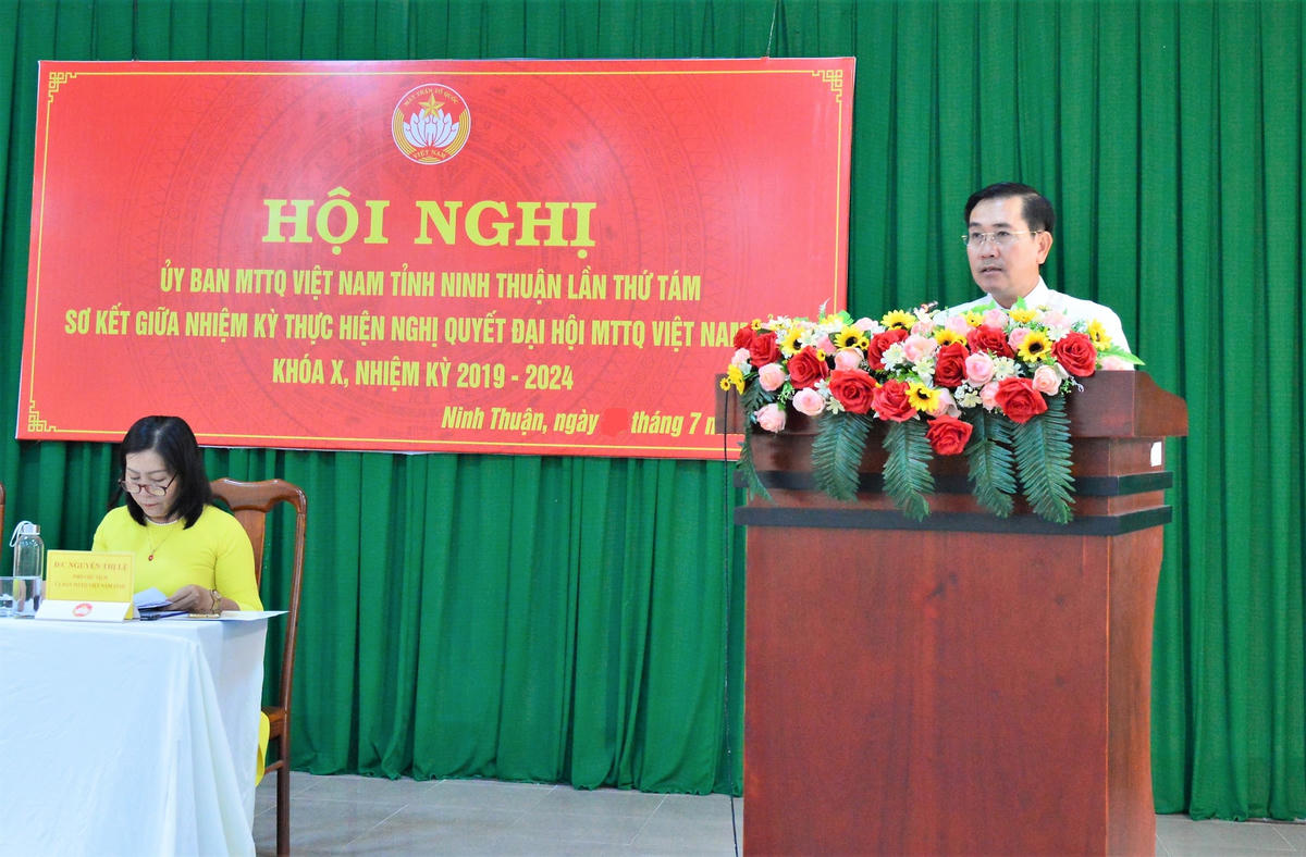Ông Phạm Văn Hậu, Phó Bí thư Thường trực Tỉnh ủy, Chủ tịch Hội đồng Nhân dân tỉnh Ninh Thuận, phát biểu tại Hội nghị.