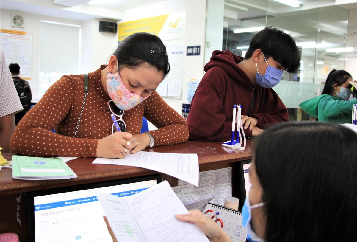 Người lao động làm thủ tục tại BHXH TPHCM. Ảnh: Sỹ Đông.