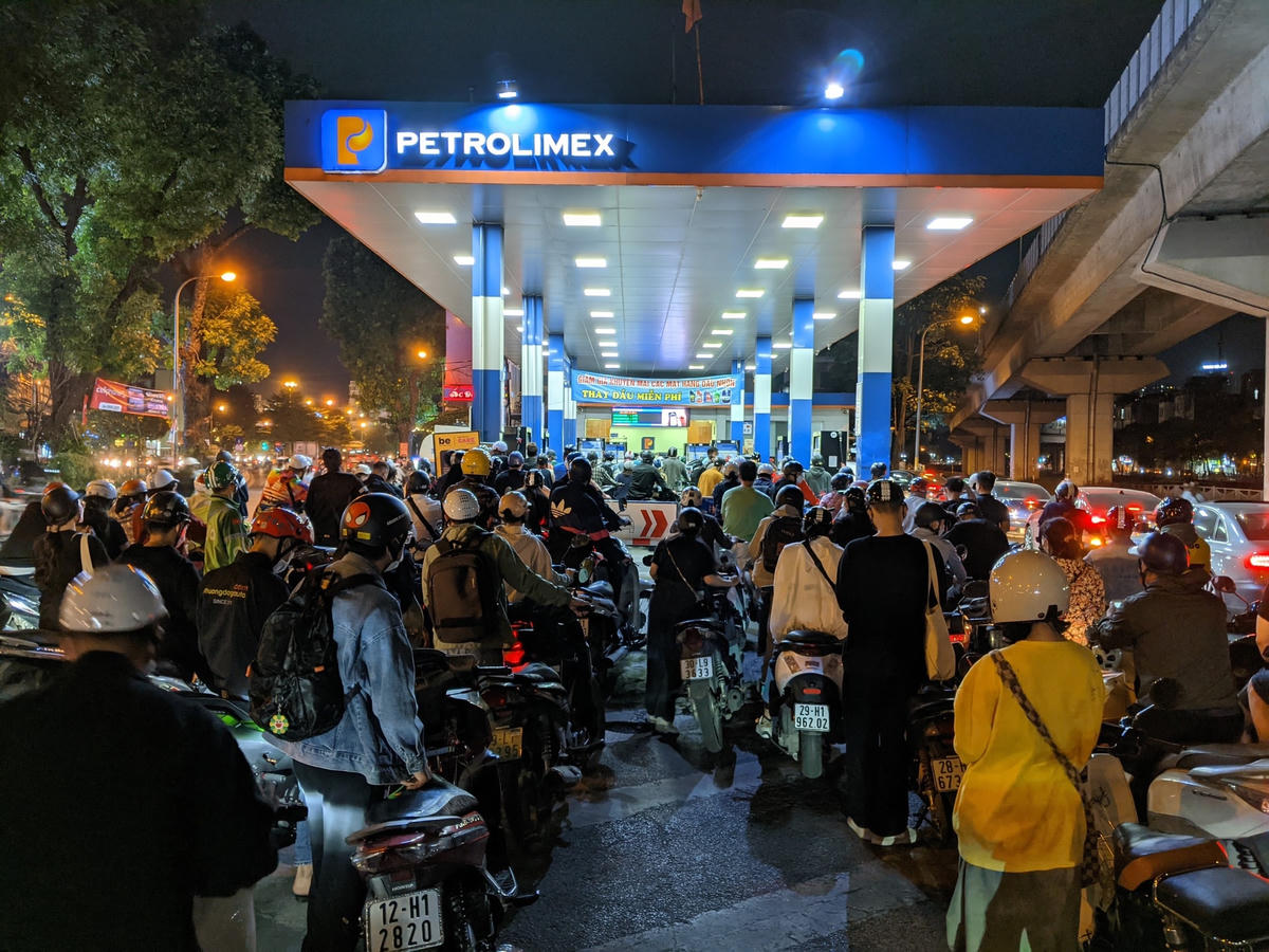 Người dân “rồng rắn” đổ xăng trong đêm tại cây xăng cuối đường Láng, lối đi ra Ngã Tư Sở (Hà Nội). Ảnh: LƯƠNG ĐẠT.