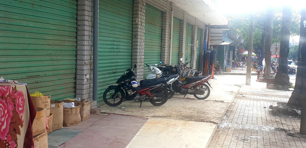 Dạo một vòng quanh bên ngoài chợ, khung cảnh vắng tanh, giữa các lối đi không hề có người, hàng dãy kiot đóng im lìm, bụi phủ dày lớp sơn cửa.