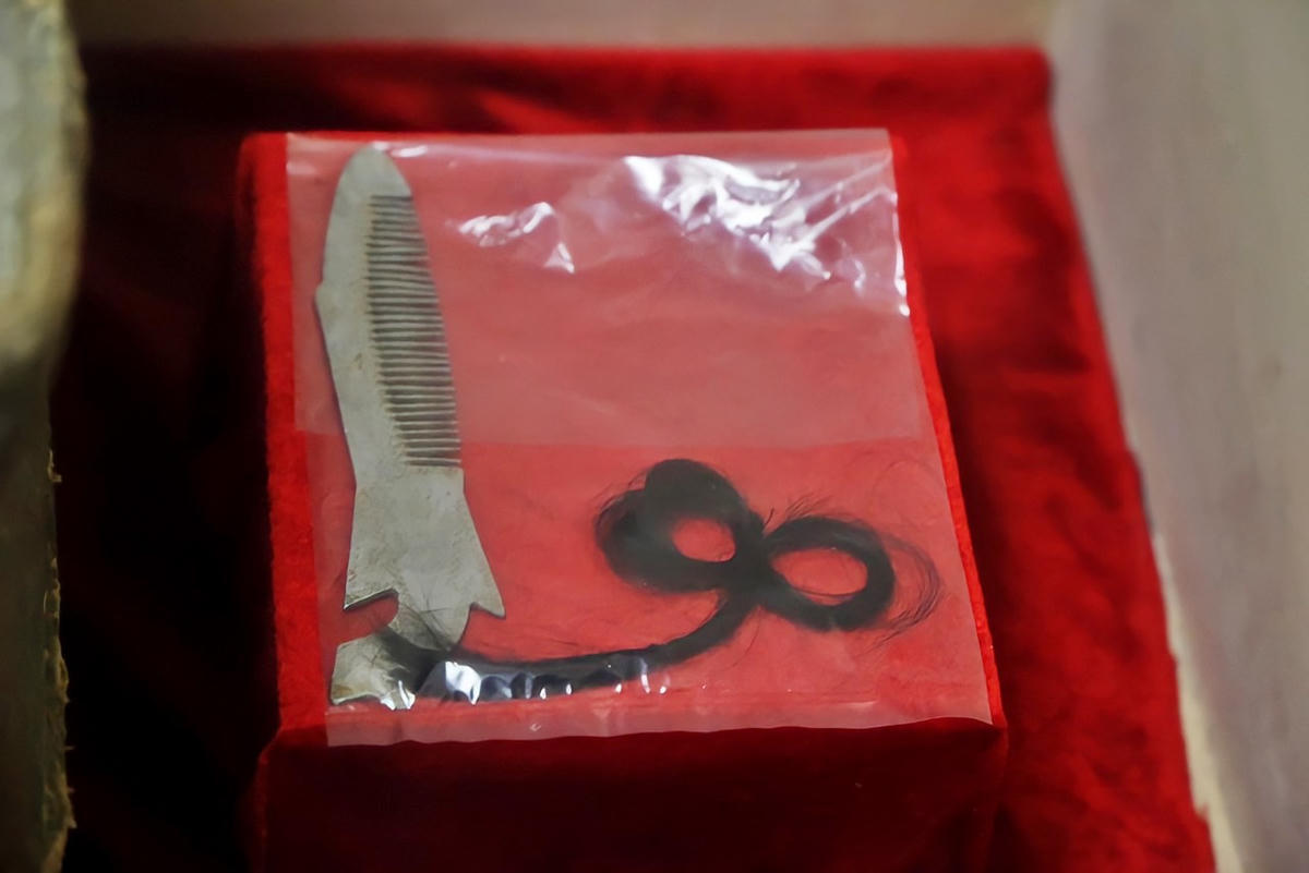 Ngoài bức thư gửi mẹ, du khách cũng lặng người khi được biết về câu chuyện tình sắt son giữa nữ tiểu đội trưởng Võ Thị Tần và một chàng trai cùng quê. Trước khi anh lên đường nhập ngũ, họ hẹn thề ngày thống nhất nên duyên vợ chồng. Nhưng lời hẹn ấy không bao giờ thành hiện thực. Lúc anh trở về thì hay tin người yêu đã hy sinh. Lọn tóc thề và chiếc lược là 2 kỷ vật của họ được chàng trai cất giữ suốt nhiều năm trước khi trao lại cho bảo tàng. Với anh đó là những kỷ vật vô giá...