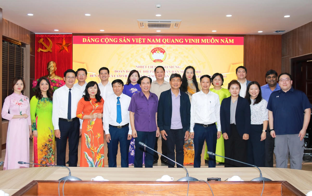 Đại biểu chụp ảnh lưu niệm. Ảnh: Trung Quân.