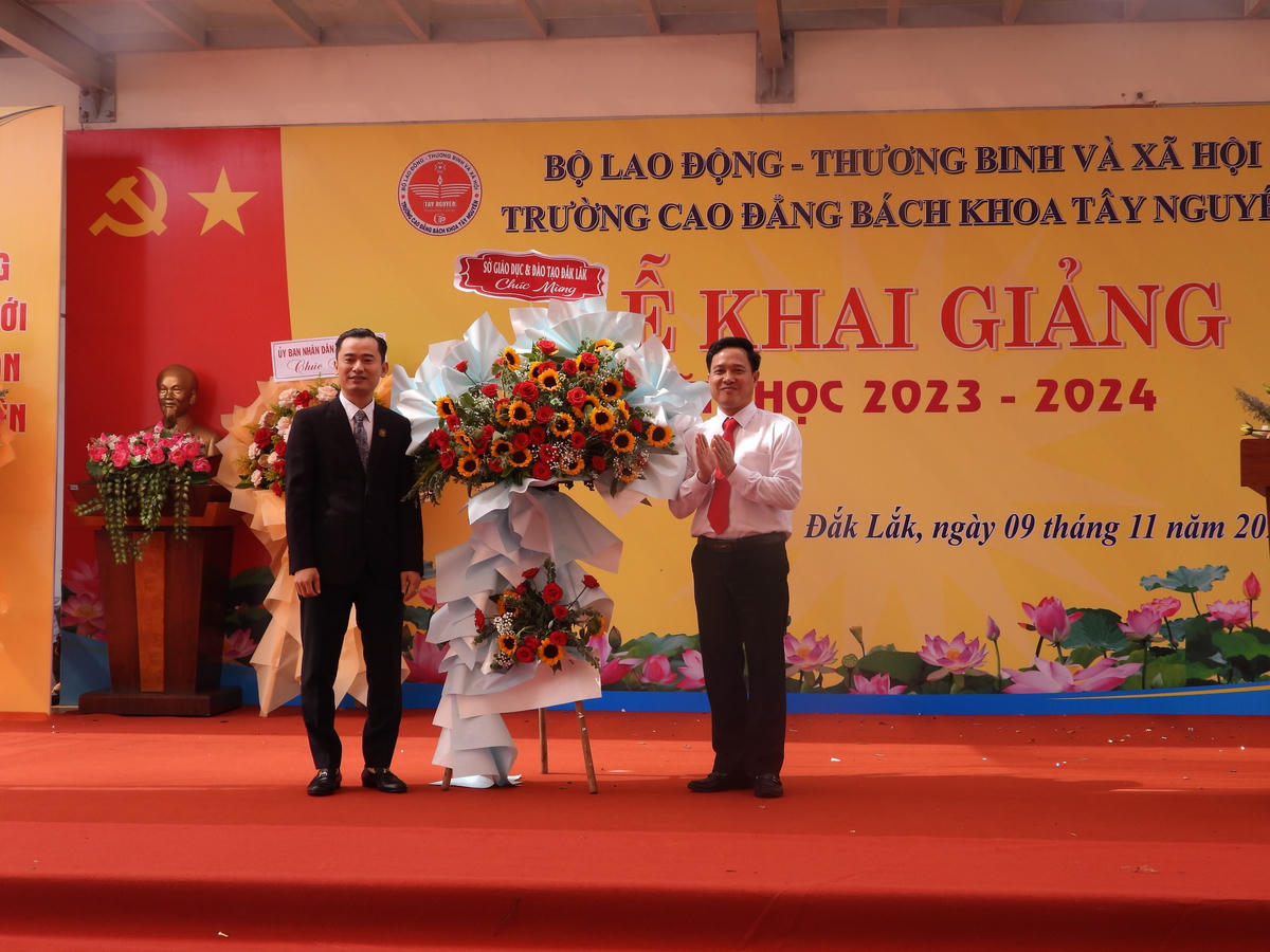 Lãnh đạo Sở GD&ĐT Đắk Lắk tặng hoa chúc mừng.