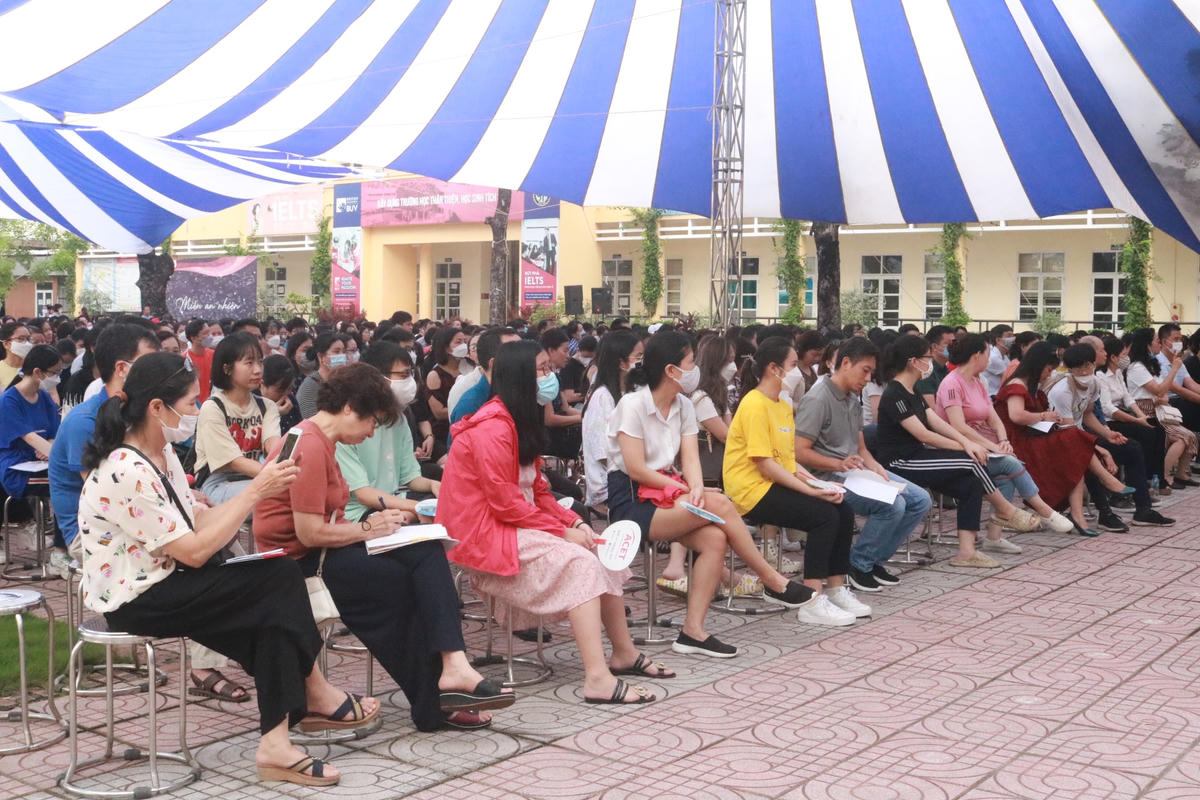 Phụ huynh, học sinh Hà Nội rộn ràng trong ngày làm thủ tục nhập học vào lớp 10