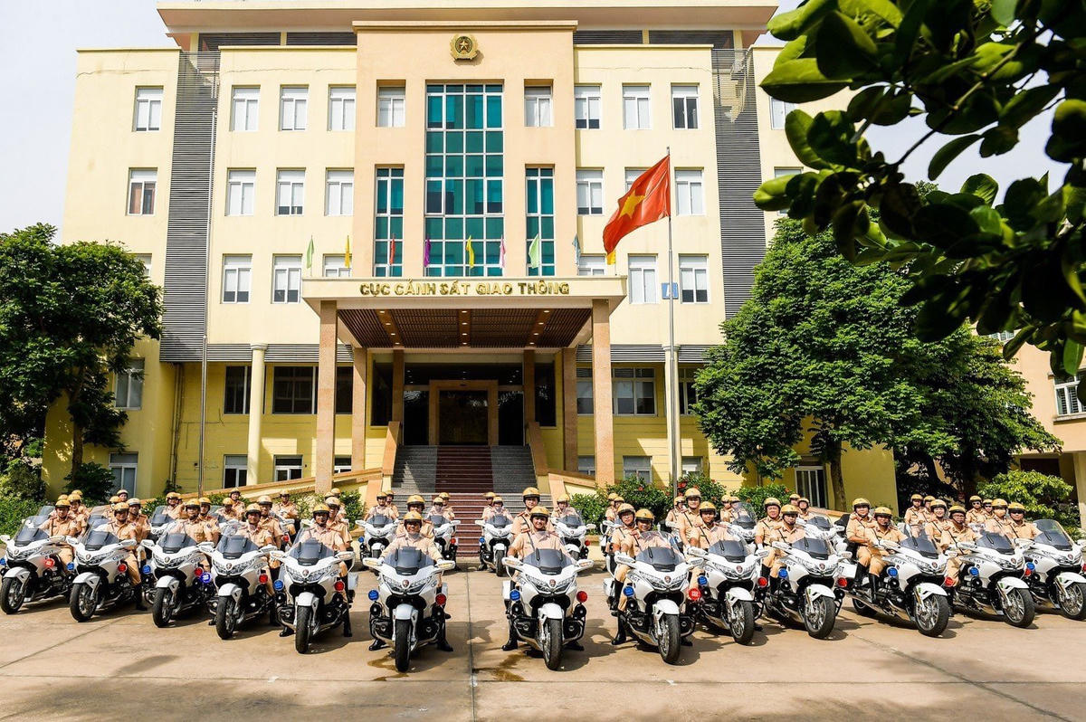 Sau khi Cục Cảnh sát giao thông (Bộ Công an) tổ chức tập huấn hướng dẫn sử dụng và cấp phát thiết bị mô tô chuyên dụng Honda Goldwing 2023 cho lực lượng CSGT của công an 11 tỉnh, thành phố, sáng 17/7, 30 chiếc xe mô tô này đã diễu hành trên nhiều tuyến phố Hà Nội.