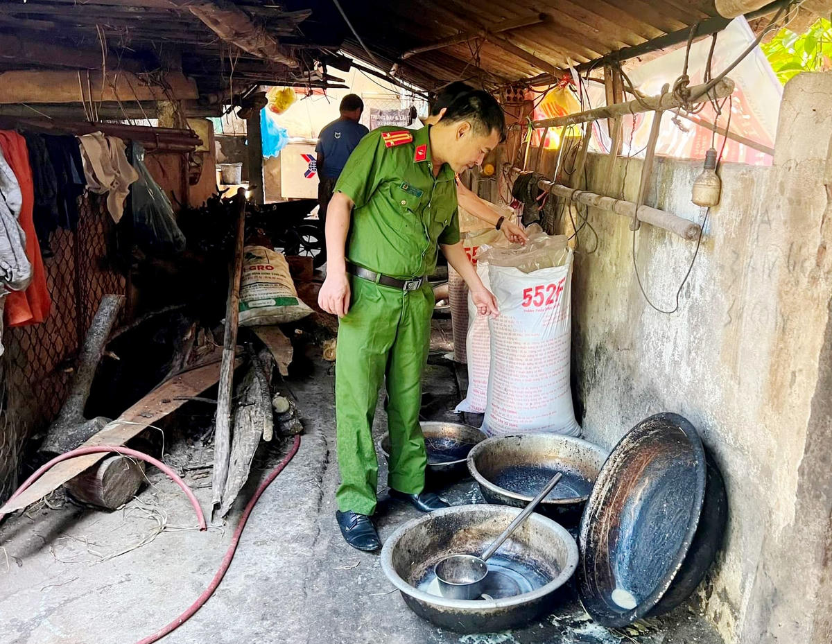Lực lượng chức năng phát hiện 9 bao tải màu đỏ và 24 bao tải màu xanh đựng mỡ bò không rõ nguồn gốc.