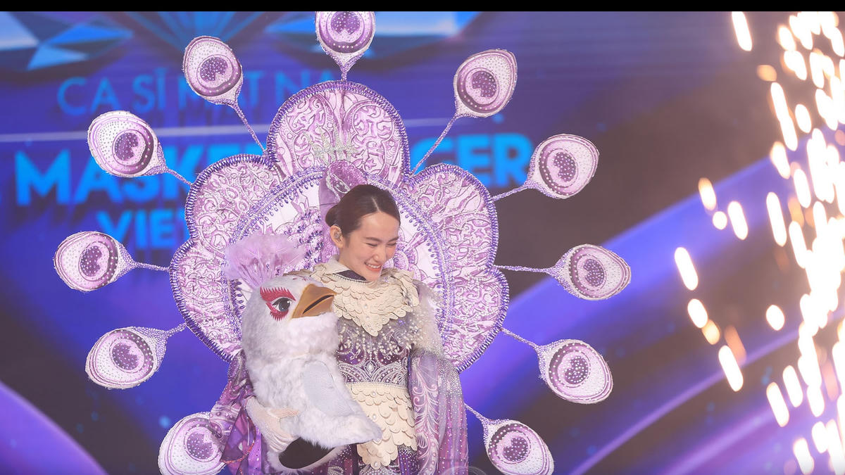 Hoàng Mỹ An sinh năm 1996, là kiện tướng dancesport năm 15 tuổi, á quân "Thử thách cùng bước nhảy" năm 17 tuổi.