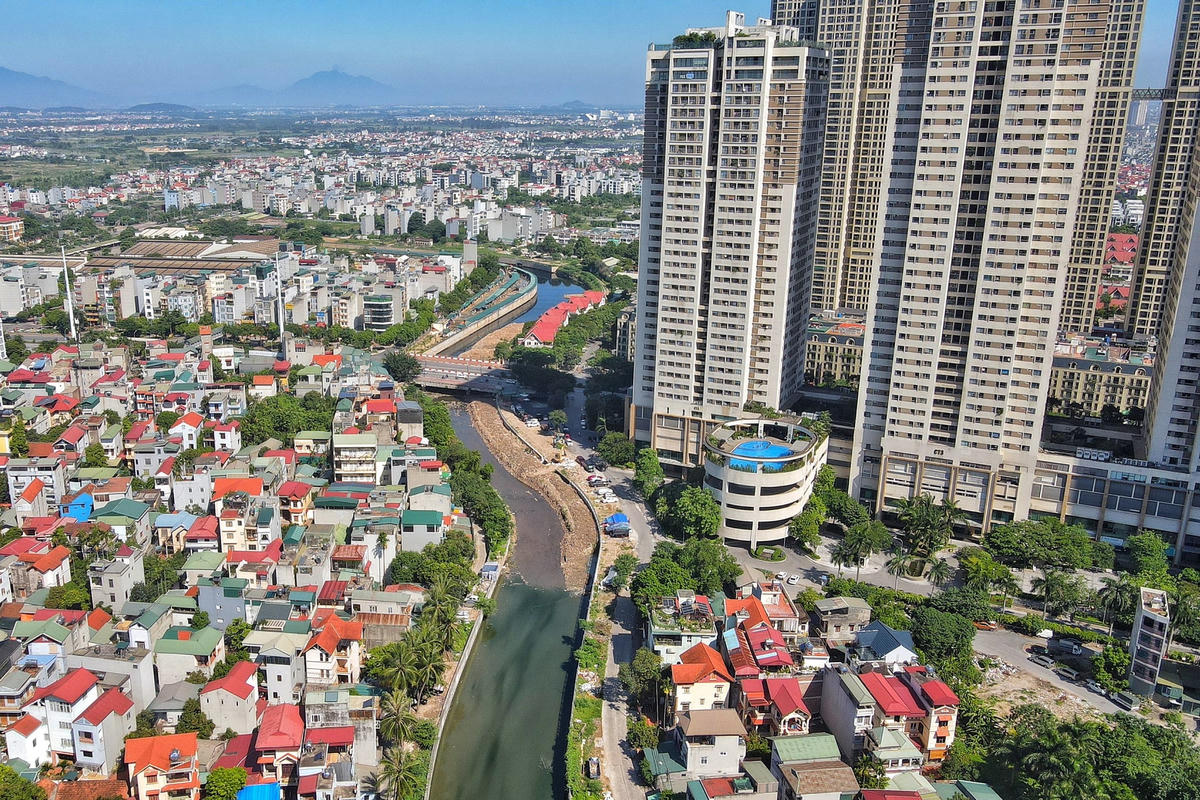 Phó Chủ tịch UBND TP Nguyễn Mạnh Quyền cho hay,  “Anh em chúng tôi cũng nhận thức trách nhiệm của mình, thường xuyên tập trung chỉ đạo. Đến giờ các vướng mắc của dự án cơ bản tháo gỡ. Quận Hà Đông và Sở Xây dựng đang tập trung giải quyết tái định cư bằng đất cho 42 hộ và 122 hộ khác tái định cư bằng nhà”.