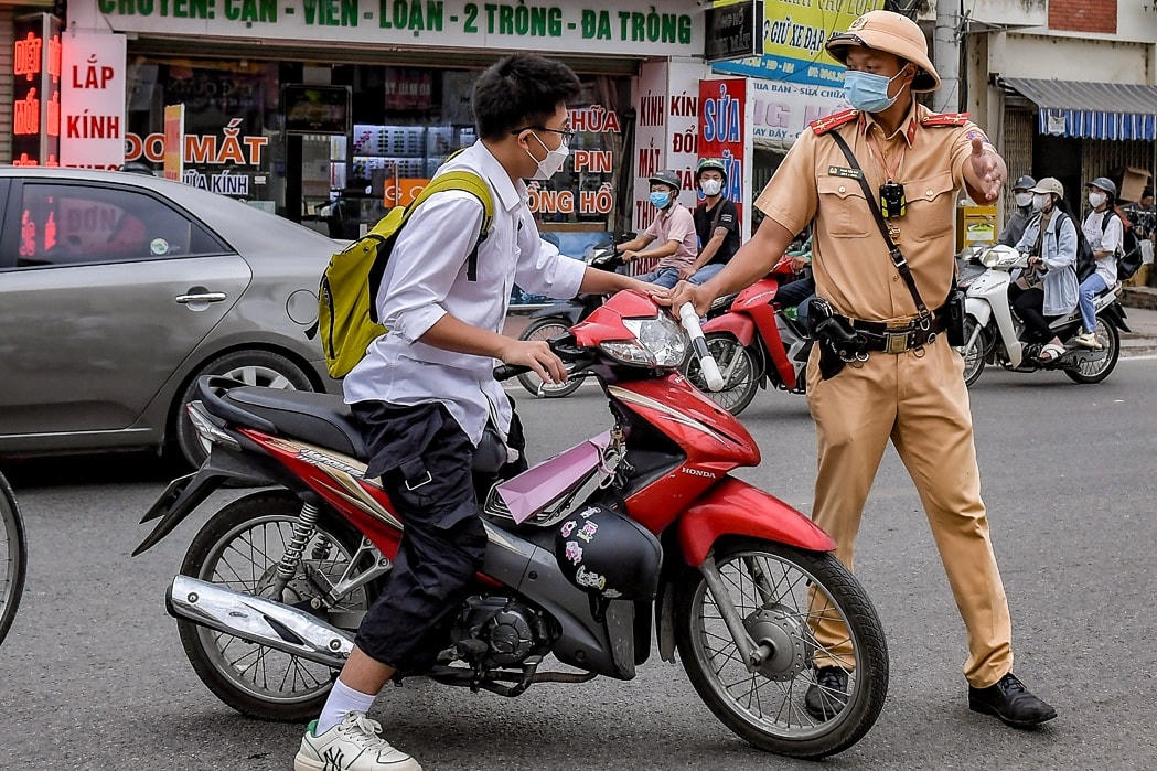 Đội Cảnh sát giao thông số 10 xử lý nhiều học sinh vi phạm Luật Giao thông đường bộ.
