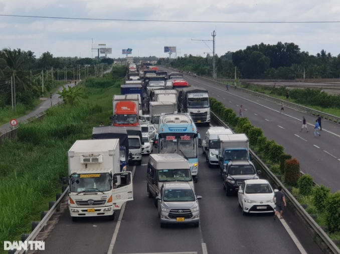 Vụ cháy gây kẹt xe nghiêm trọng trên cao tốc (Ảnh: Xuân Hinh).