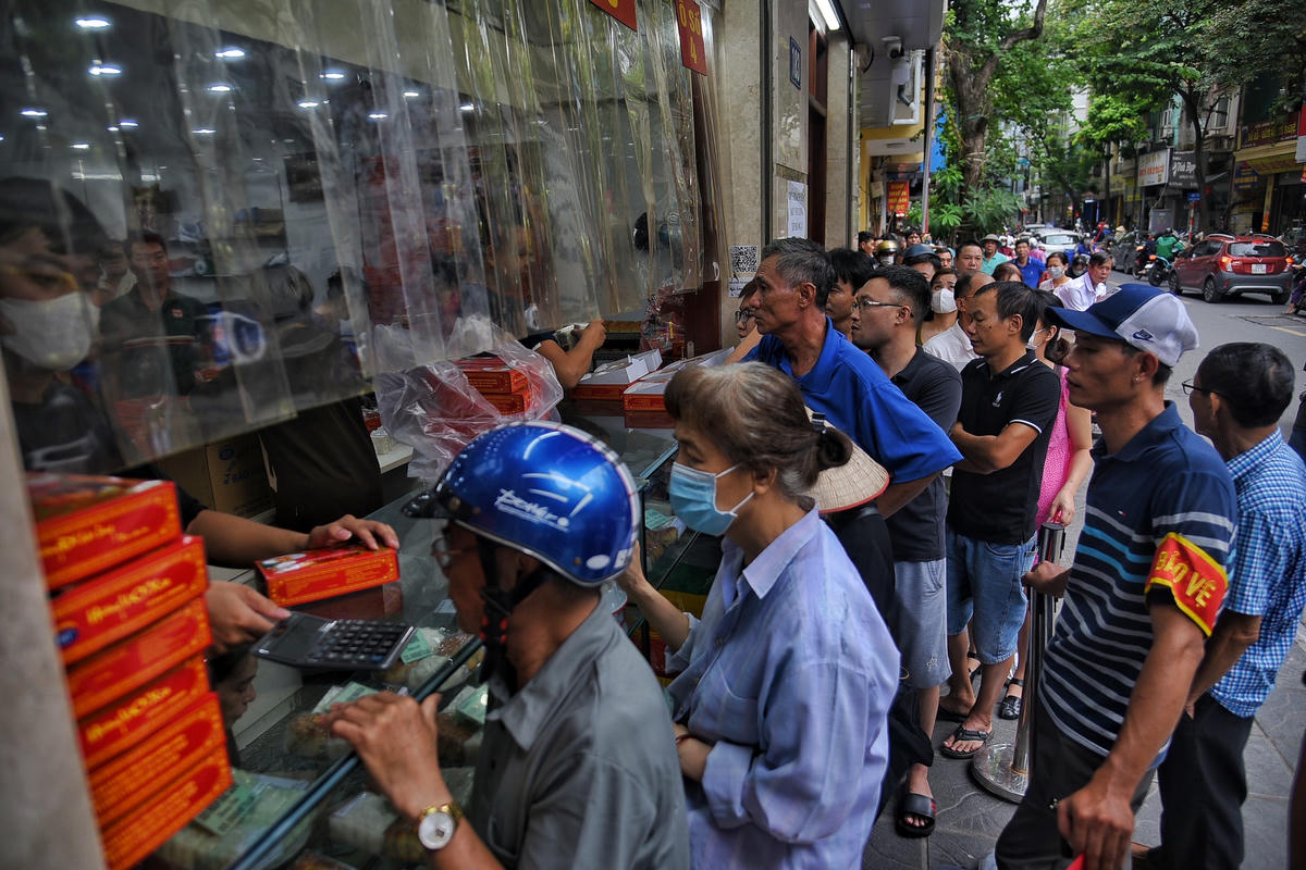 Thậm chí, lượng khách đông quá cửa hàng bán bánh Trung thu này còn phải thuê bảo vệ để hướng dẫn các khách hàng.