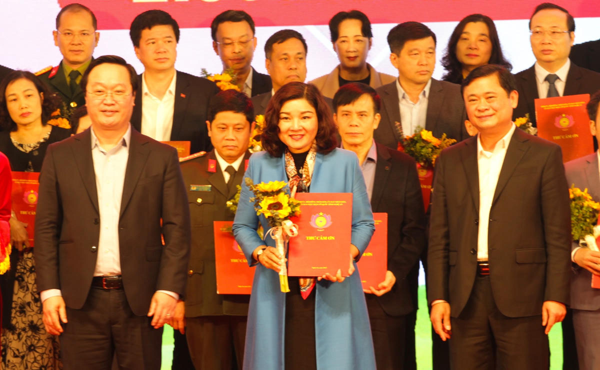 Ngay tại buổi lễ, tỉnh Nghệ An đã tiếp nhận đăng ký ủng hộ của 115 đơn vị, cá nhân,  với tổng số 10.131 căn nhà với số tiền hơn 517 tỷ 618 triệu đồng.