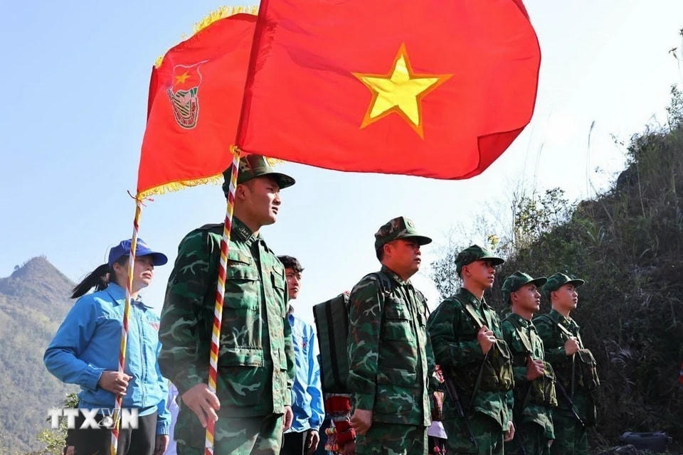 Đoàn viên, thanh niên huyện Đồng Văn phối hợp cùng cán bộ, chiến sỹ Đồn Biên phòng Lũng Cú (Hà Giang) tuần tra, bảo vệ đường biên, cột mốc biên giới. (Ảnh: Minh Đức/TTXVN)