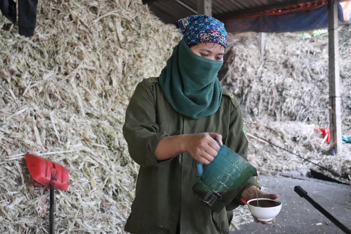 Hiện tại, giá mật bán tại lò mật là 15.000 - 17.000đồng/kg (1kg mật tương đương 1,5 lít mật) và giá bán lẻ là 20.000-25.000đồng/kg. Trừ hết chi phí, mỗi dịp gần Tết, gia đình chị Duyên lời được khoảng vài chục triệu đồng từ việc bán mật.