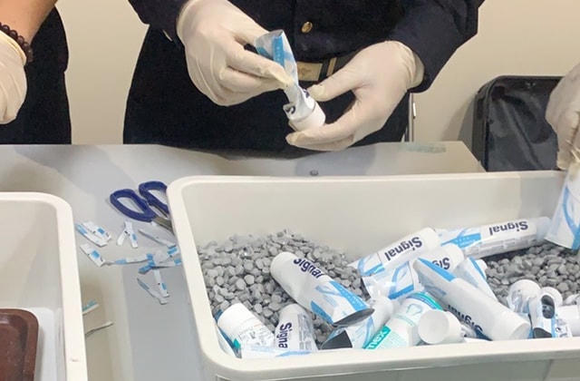Số lượng thuốc lắc và ma túy được đóng trong những tuýp kem đánh răng. Ảnh: Hải quan TP HCM.