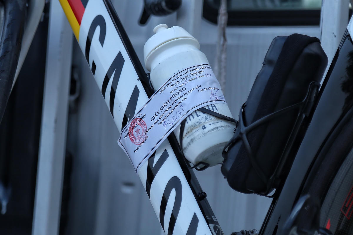 Theo Nghị định 100/2019 quy định xử phạt vi phạm hành chính trong lĩnh vực giao thông đường bộ, xe đạp, xe máy đi vào khu vực cấm, đường có biển báo hiệu có nội dung cấm đi vào đối với loại phương tiện đang điều khiển (trừ trường hợp xe ưu tiên đang đi làm nhiệm vụ khẩn cấp theo quy định), với mức phạt: xe đạp từ 200.000 - 300.000 đồng; xe máy từ 2 đến 3 triệu đồng.