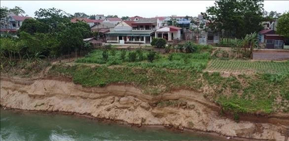 Đoạn sạt lở chỉ cách nhà dân vài chục mét. Ảnh: Hùng Trang.
