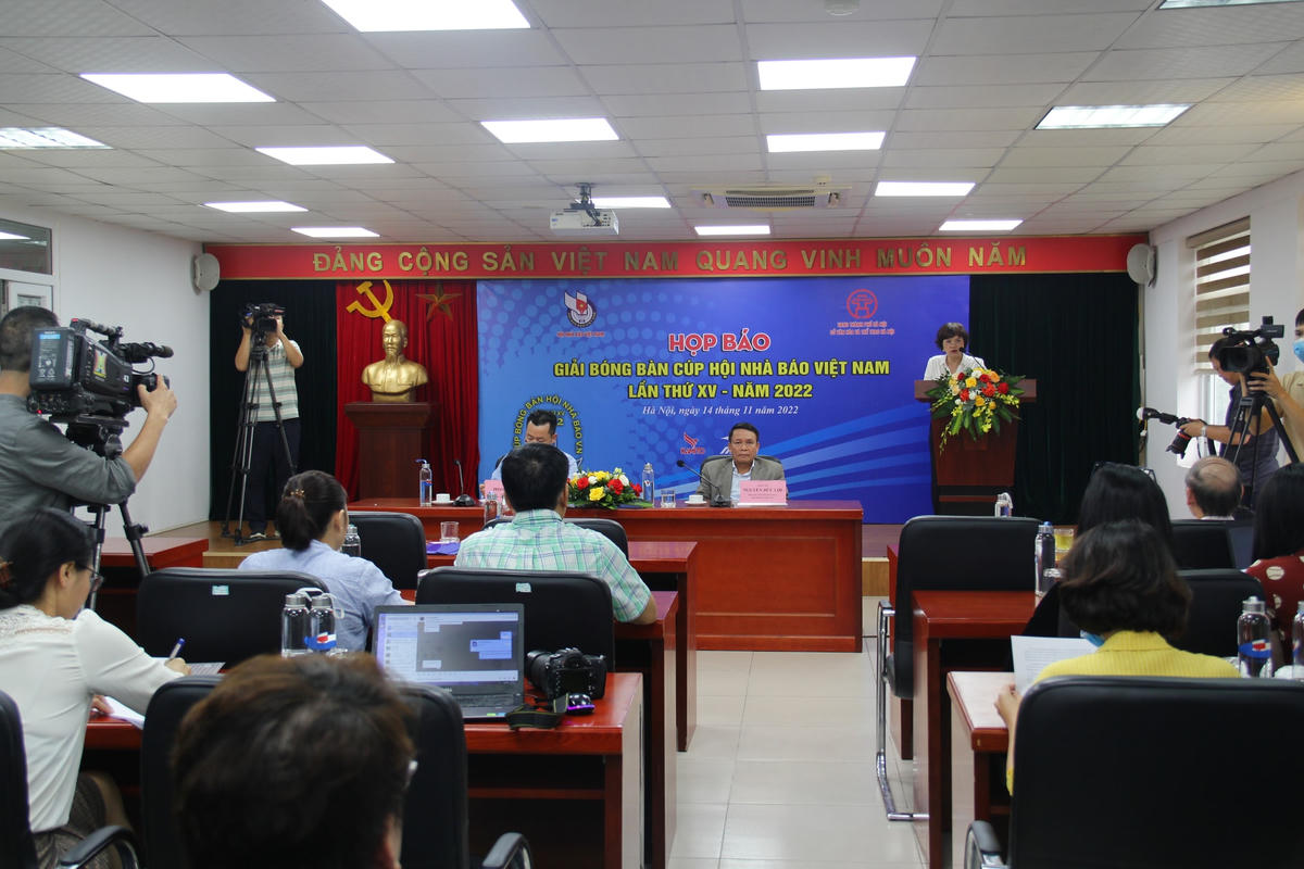 Toàn cảnh buổi họp báo.