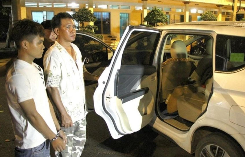 Các đối tượng cùng chiếc xe ô tô vận chuyển ma túy bị cơ quan công an bắt.