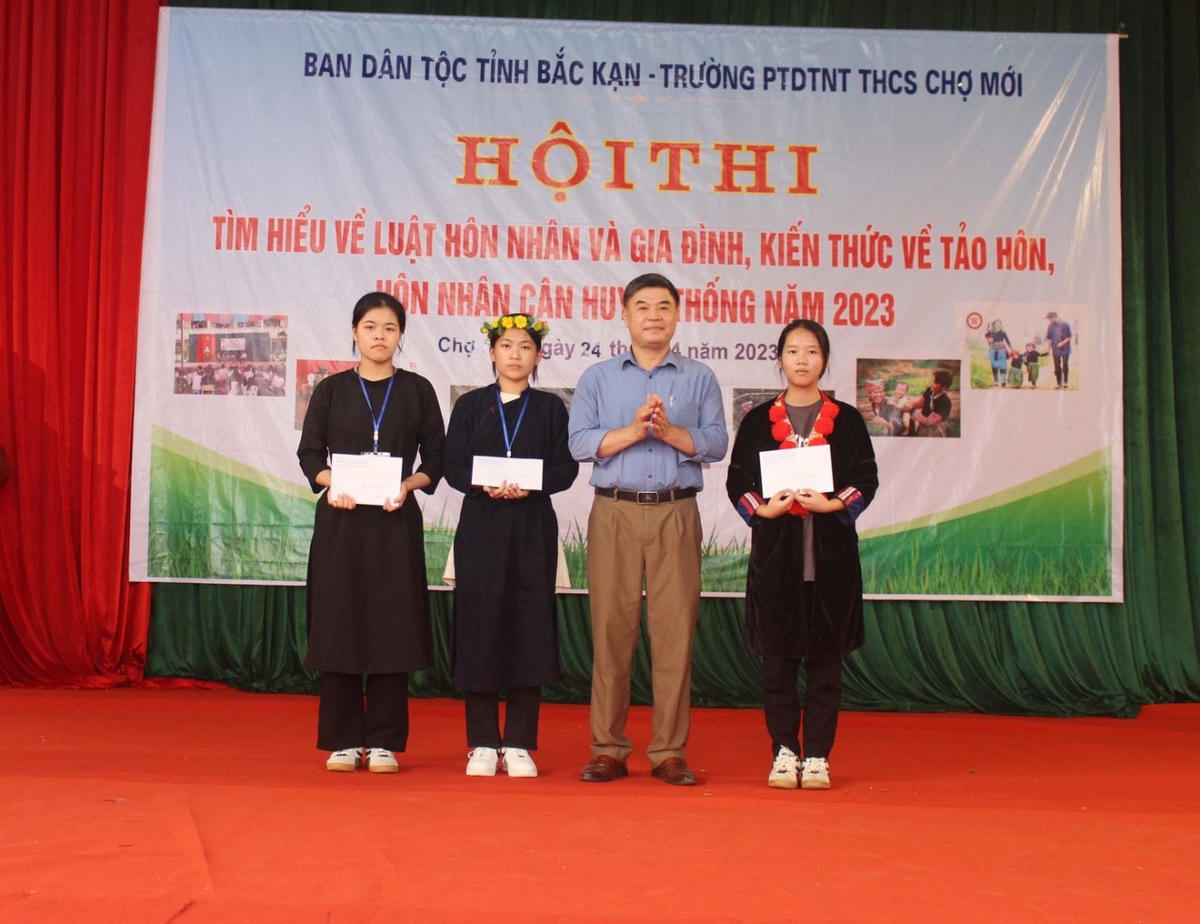 Các em học sinh trên địa bàn tỉnh Bắc Kạn được trao quà sau khi kết thúc phần thi về tảo hôn, hôn nhân cận huyết thống.