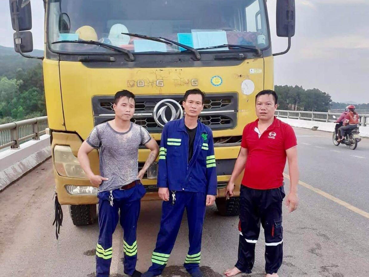 Anh Thèn Ngọc Kim (áo xám, bên trái), cùng ông Huy và anh Linh lao xuống hồ cứu người.