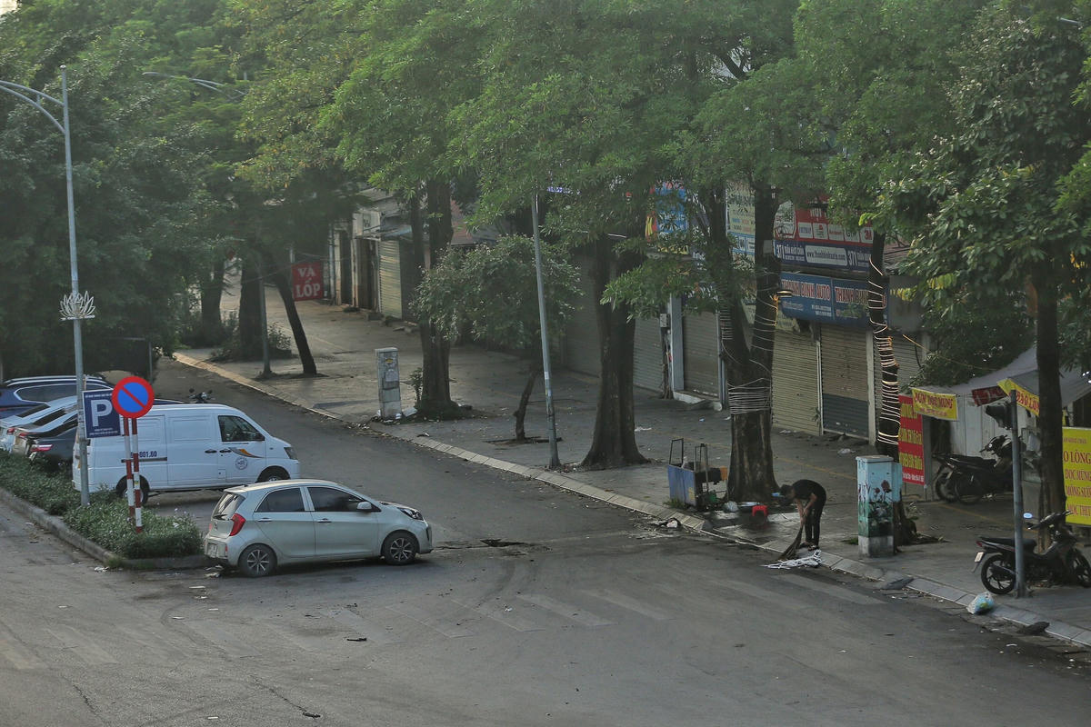 Cùng đó, phải bảo đảm mỹ quan, vệ sinh môi trường đô thị và không ảnh hưởng đến sinh hoạt bình thường của hộ gia đình, chủ công trình trên tuyến phố; Không cho phép tổ chức kinh doanh buôn bán trước mặt tiền của các công trình văn hoá, giáo dục, thể thao, y tế, tôn giáo, công sở...