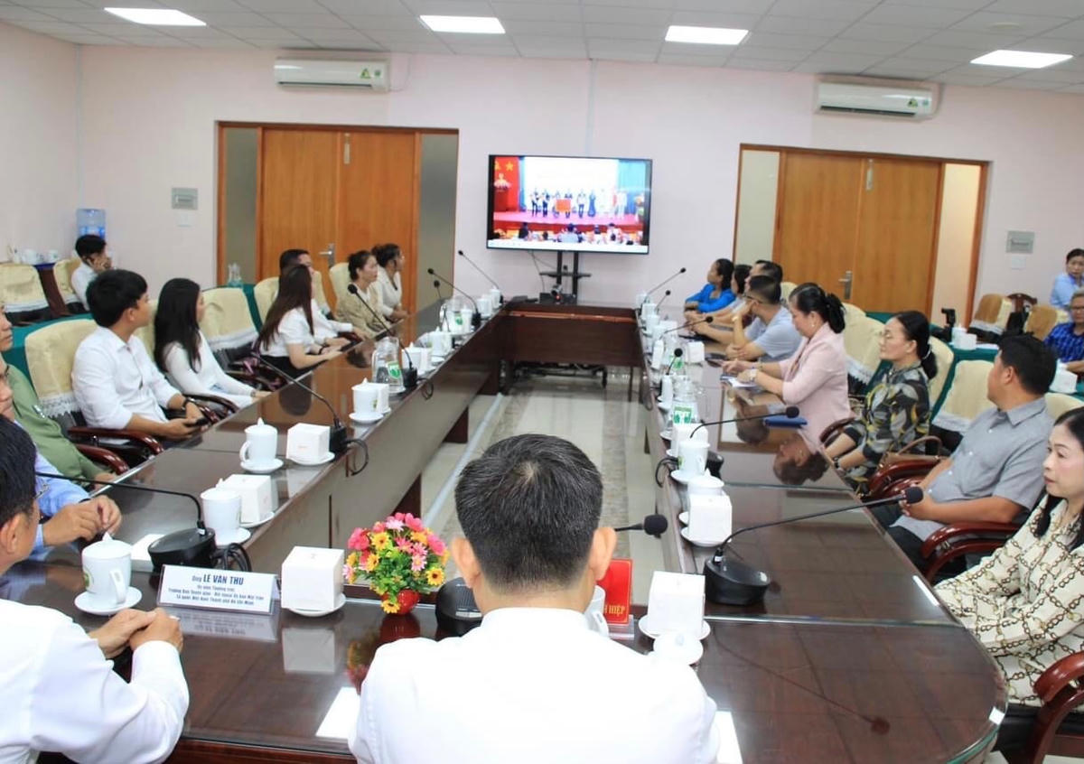 Quang cảnh chương trình gặp gỡ, giao lưu.
