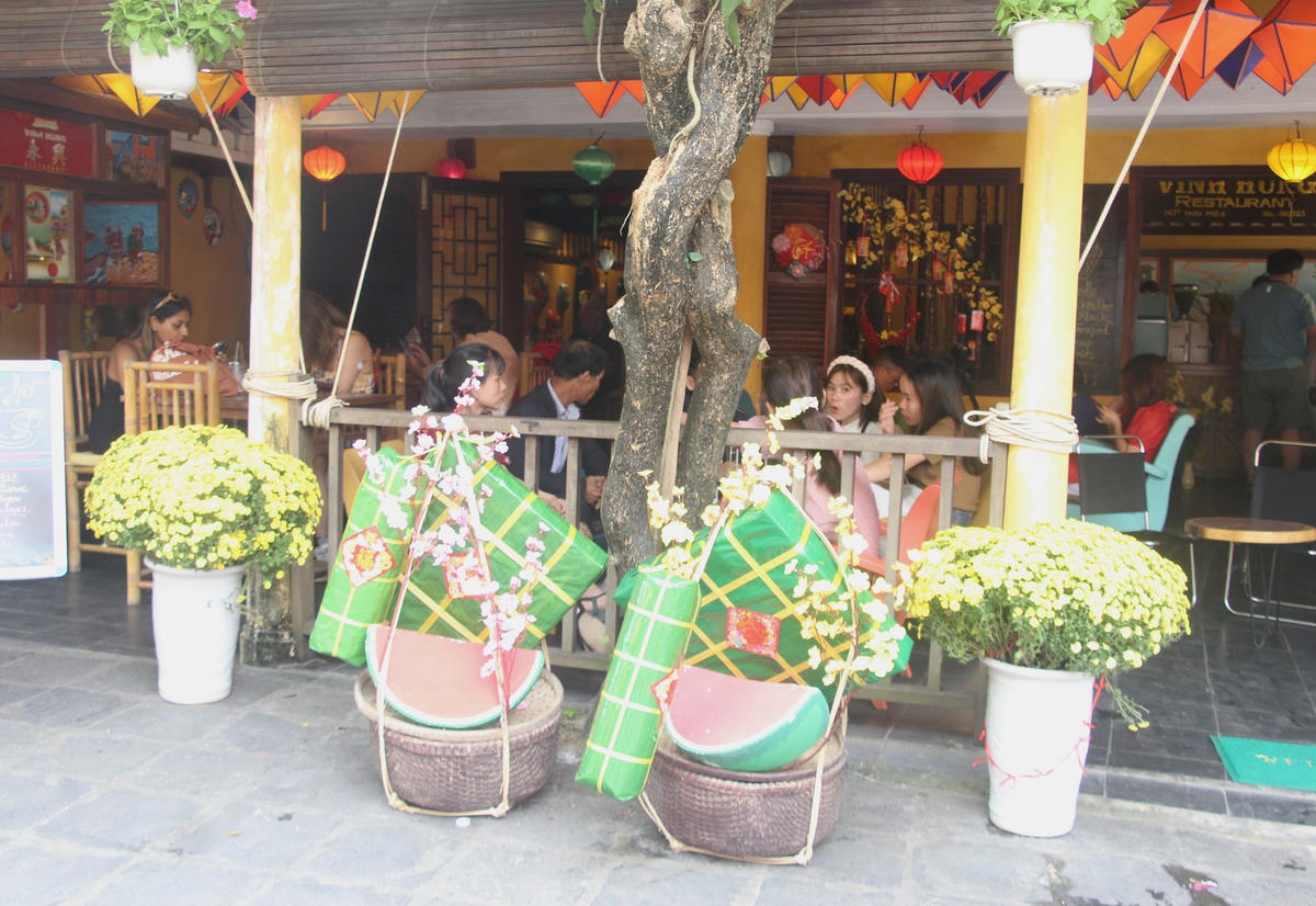 Một góc quán cà phê ở phố cổ Hội An đông khách.