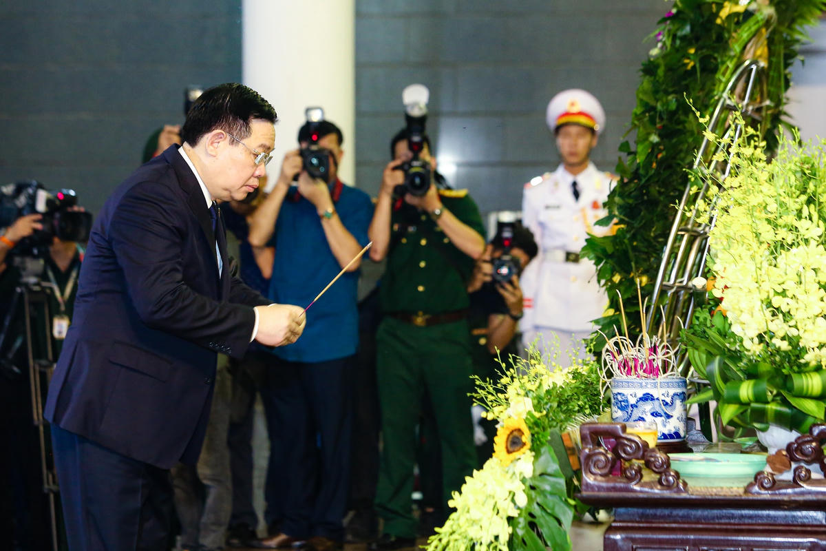 Chủ tịch Quốc hội Vương Đình Huệ dẫn đầu đoàn Quốc hội viếng Thượng tướng Nguyễn Chí Vịnh..