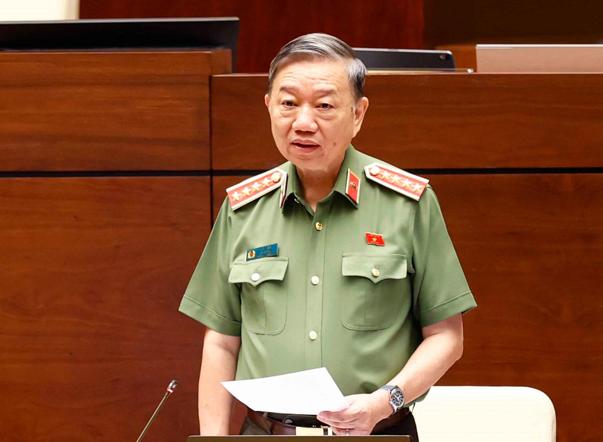 Bộ trưởng Bộ Công an Tô Lâm: “Việc này có thể là cá biệt, Bộ chưa có chủ trương thu hộ khẩu. Có thể ở một xã, phường, cá nhân nào đó thực hiện việc này, nhưng thực tế hộ khẩu giấy vẫn còn giá trị hiệu lực đến ngày 31/12. Bộ sẽ kiểm tra, chấn chỉnh lại việc này”.