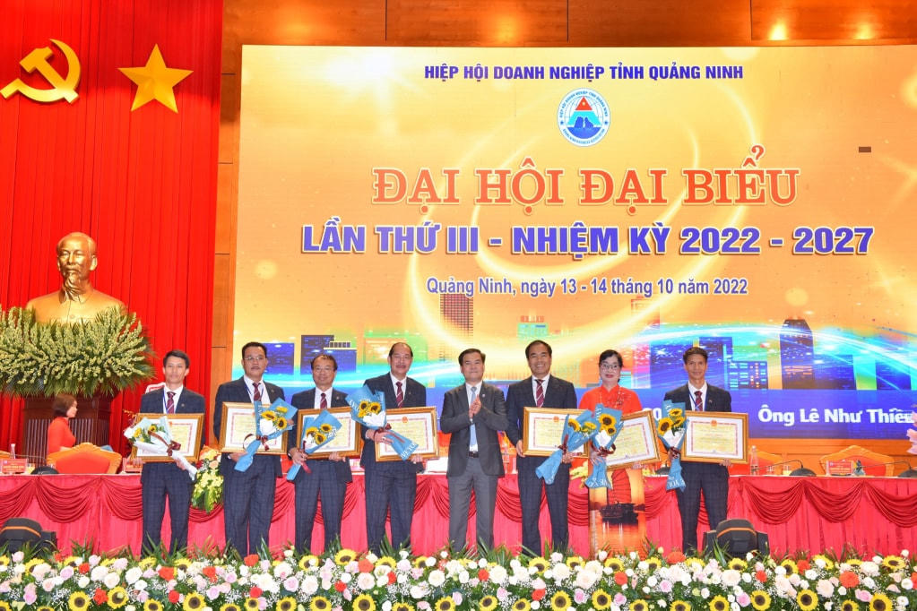 Nhiều cá nhân có thành tích xuất sắc vinh dự nhận Bằng khen của UBND tỉnh Quảng Ninh.