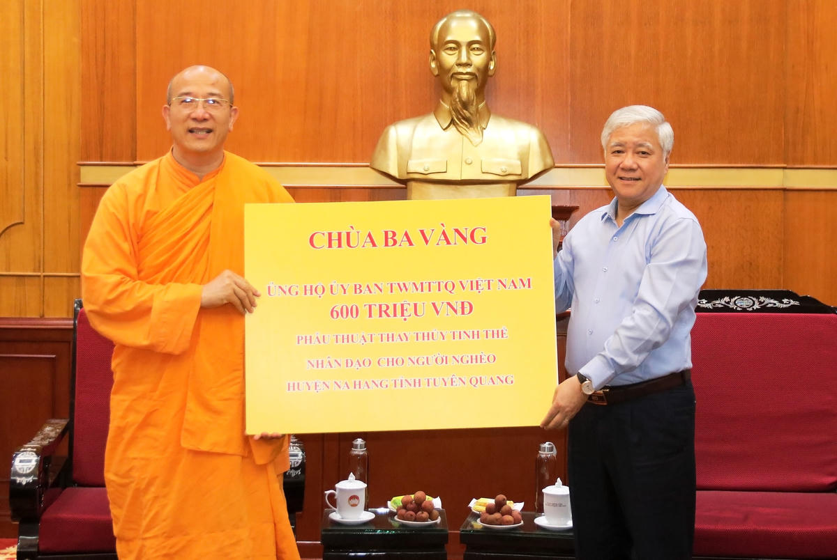 Bí thư Trung ương Đảng, Chủ tịch UBTƯ MTTQ Việt Nam Đỗ Văn Chiến tiếp nhận ủng hộ từ Chùa Ba Vàng. Ảnh: Trung Quân.
