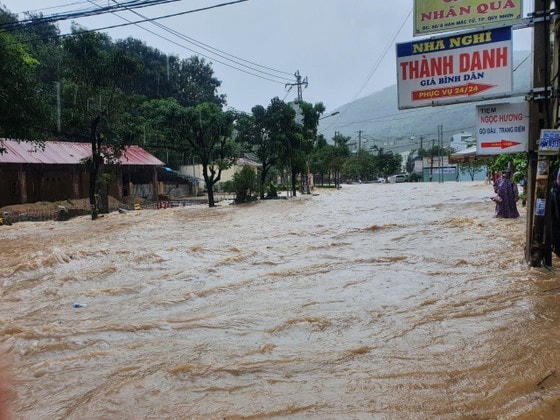 TP Quy Nhơn, Bình Định: Mưa lớn gây ngập sâu, nhiều người dân 'mắc kẹt'