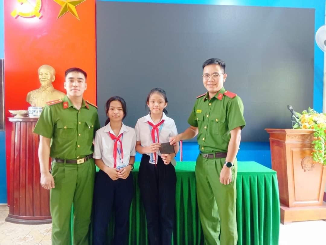 2-nha-duoc-do-roi.jpg